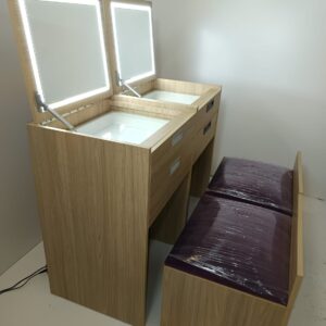 Maquillador con luces led, tapa de vidrio y asiento interno tapizado