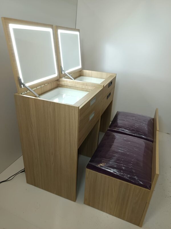 Maquillador con luces led, tapa de vidrio y asiento interno tapizado
